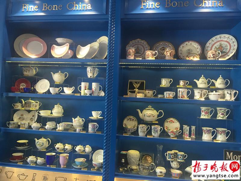 女顾客喝一壶58元的茶 打碎一只茶杯赔1103元